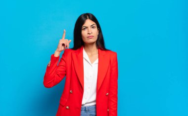 Genç İspanyol iş kadını, harika bir fikri fark ettikten sonra parmağını havaya kaldırıp 