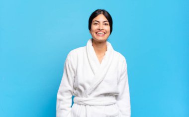 Genç İspanyol kadın mutlu ve şapşal görünüyor. Geniş, eğlenceli, deli gülüşü ve gözleri açık. Bornoz konsepti