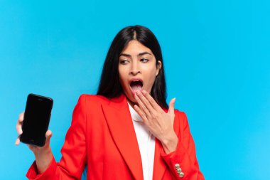 Genç İspanyol iş kadını telefonunu kullanıyor.