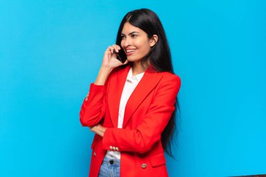 Genç İspanyol iş kadını telefonunu kullanıyor.