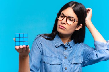 Genç İspanyol öğrenci bir istihbarat sorununu çözüyor.