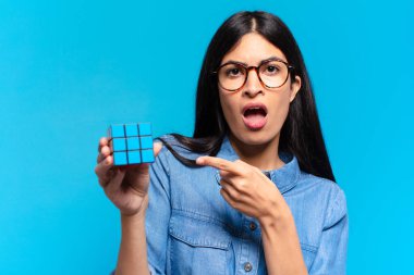 Genç İspanyol öğrenci bir istihbarat sorununu çözüyor.