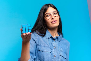 Genç İspanyol öğrenci bir istihbarat sorununu çözüyor.