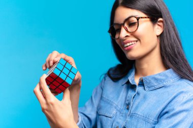 Genç İspanyol öğrenci bir istihbarat sorununu çözüyor.