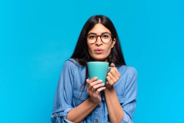 Genç, güzel İspanyol kadın kahve içiyor.