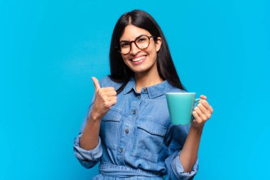 Genç, güzel İspanyol kadın kahve içiyor.