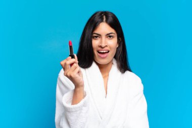 Genç İspanyol kadın makyaj yapıyor.