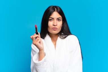 Genç İspanyol kadın makyaj yapıyor.