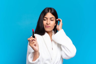 Genç İspanyol kadın makyaj yapıyor.