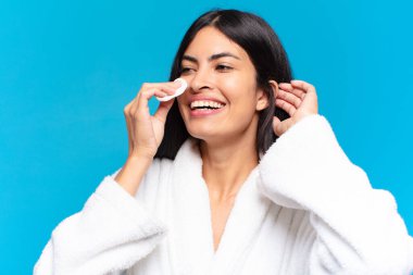 Genç, güzel, İspanyol bir kadın barışıyor. güzellik konsepti