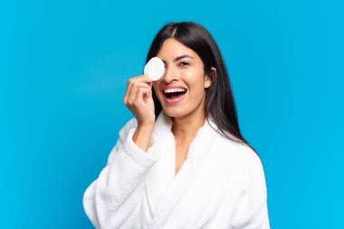 Genç, güzel, İspanyol bir kadın barışıyor. güzellik konsepti