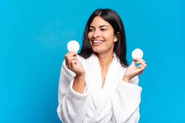 Genç, güzel, İspanyol bir kadın barışıyor. güzellik konsepti