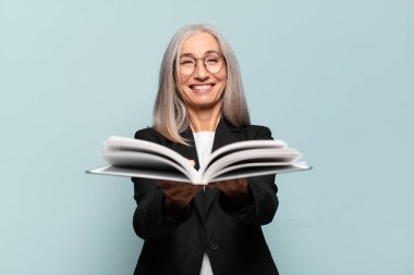 Kitaplı, kıdemli bir iş kadını.