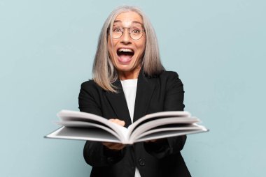 Kitaplı, kıdemli bir iş kadını.