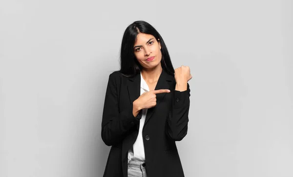Młoda Latynoska Bizneswoman Wygląda Niecierpliwy Zły Wskazując Zegarek Prosząc Punktualność — Zdjęcie stockowe