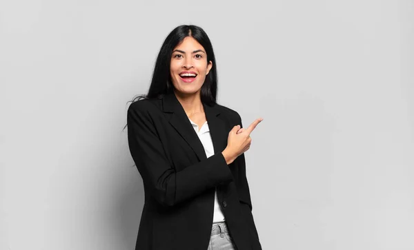 Joven Empresaria Hispana Mirando Emocionada Sorprendida Apuntando Hacia Lado Hacia — Foto de Stock