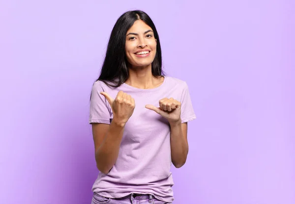 Jonge Mooie Spaanse Vrouw Glimlachend Vrolijk Terloops Wijzen Naar Kopiëren — Stockfoto