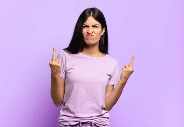 Jovem Mulher Hispânica Bonita Sentindo Provocante Agressivo Obsceno Lançando Dedo — Fotografia de Stock