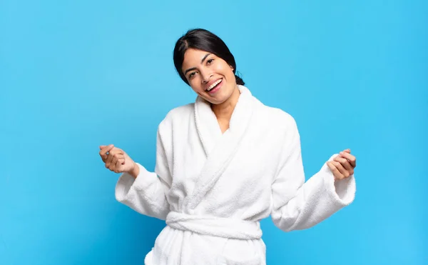 Joven Mujer Hispana Sonriendo Sintiéndose Despreocupada Relajada Feliz Bailando Escuchando —  Fotos de Stock