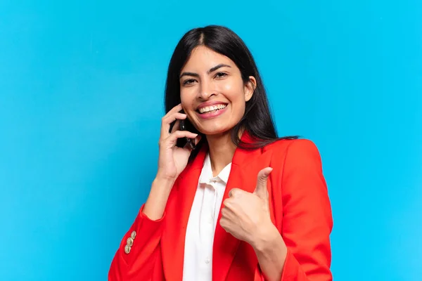 Ung Latinamerikansk Affärskvinna Använder Sin Telefon — Stockfoto