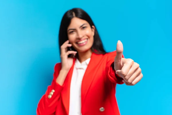 Jovem Hispânico Empresária Usando Seu Telefone — Fotografia de Stock