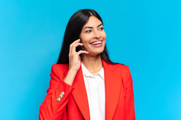 Молодая Латиноамериканская Предпринимательница Пользующаяся Телефоном — стоковое фото