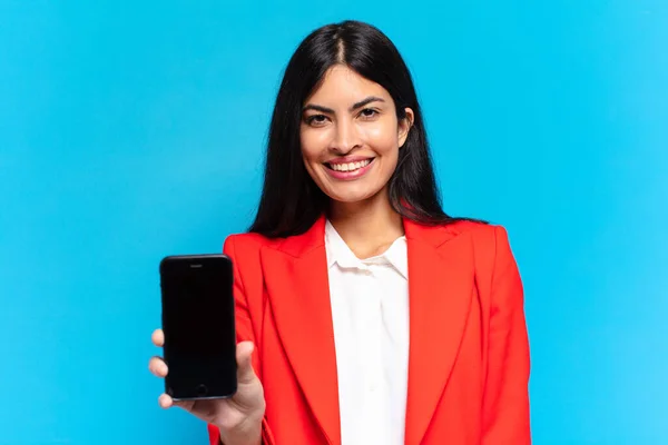 Ung Latinamerikansk Affärskvinna Använder Sin Telefon — Stockfoto