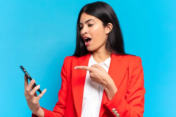 Joven Empresaria Hispana Usando Teléfono — Foto de Stock