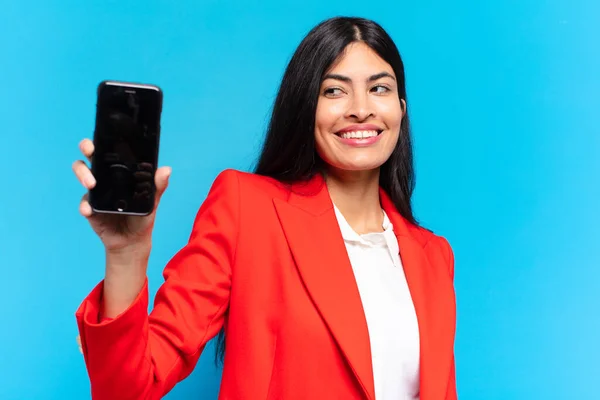 Junge Hispanische Geschäftsfrau Benutzt Ihr Telefon — Stockfoto