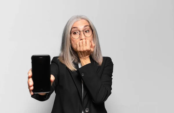 Senior Mooie Zakenvrouw Met Een Smartphone — Stockfoto