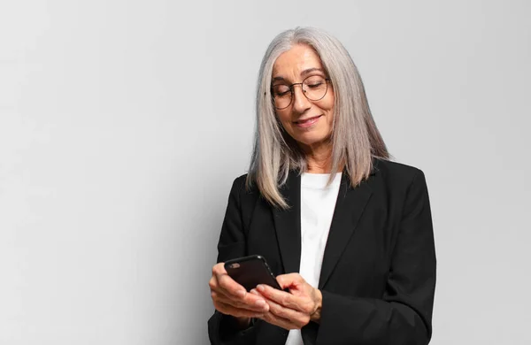 Mulher Negócios Bonita Sênior Com Telefone Inteligente — Fotografia de Stock