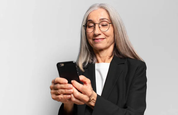 Mulher Negócios Bonita Sênior Com Telefone Inteligente — Fotografia de Stock