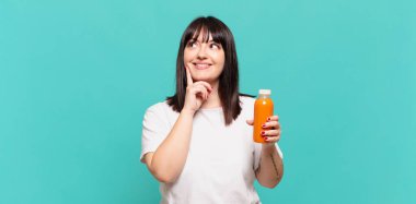 Gülümseyerek mutlu ve hayal kurarak ya da şüphe duyarak, yan tarafa bakarak