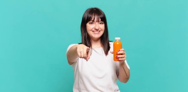 Tatmin olmuş, kendine güvenen, dost canlısı bir gülümsemeyle kameraya bakıp seni seçiyor.