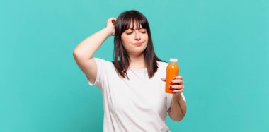 Şaşkın ve şaşkın hissediyorum, başımı kaşıyorum ve yan tarafa bakıyorum.