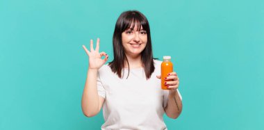 Mutlu, rahat ve tatmin olmuş hissediyorum. Onayını iyi bir hareketle gösteriyorum. Gülümsüyorum.