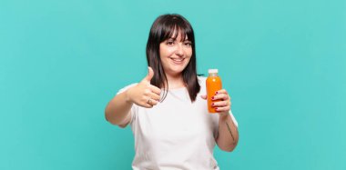 Gururlu, tasasız, kendine güvenen ve mutlu, olumlu gülümseyen.