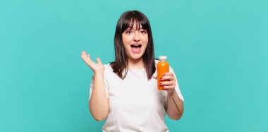 Mutlu, heyecanlı, şaşırmış ya da şok olmuş, gülümseyen ve hayrete düşmüş.