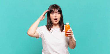 Mutlu, şaşkın ve şaşırmış görünüyor, gülümsüyor ve inanılmaz ve inanılmaz iyi haberleri fark ediyor.