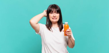 Stresli, endişeli, endişeli ya da korkmuş hissediyorum, ellerim başımda, yanlışlıkla panikliyorum.