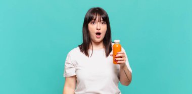 Şok olmuş ya da şaşırmış görünüyor, ağzı açık bakıyor ve 