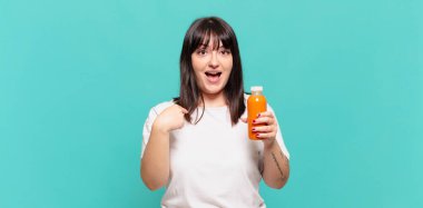 Mutlu, şaşkın ve gururlu hissediyorum. Heyecanlı ve şaşkın bir bakışla kendimi gösteriyorum.