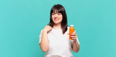 Stresli, endişeli, yorgun ve hayal kırıklığına uğramış, gömleğini çekmiş, sorunlu görünüyor.