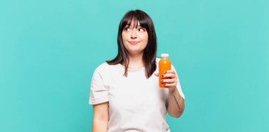 Omuz silkmek, kafası karışık ve kararsız hissetmek, kolları çapraz ve şaşkın bir bakış ile şüpheye düşmek