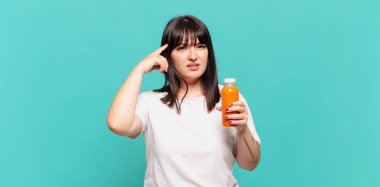 Kafan karışık ve şaşkın, deli, deli ya da aklını kaçırmış olduğunu gösteriyorsun.