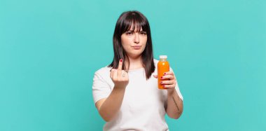 Sinirli, sinirli, isyankar ve agresif hissediyorum. Orta parmağımı şıklatıp karşılık veriyorum.