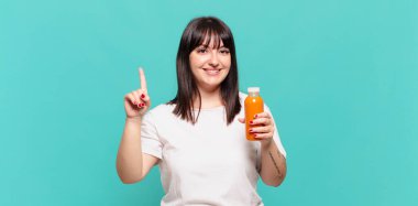 Gülümsüyor ve dost canlısı görünüyor, bir numara veya ilk eli önde, geriye doğru sayıyor.