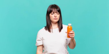 Üzgün, üzgün ya da kızgın hissediyorum ve olumsuz bir tavır takınıyorum, anlaşmazlık içinde kaşlarımı çatıyorum.