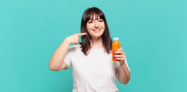 Kendine güvenen gülümseme, geniş gülümseme, pozitif, rahat, tatmin olmuş tavır.