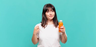 Kibirli, başarılı, pozitif ve gururlu görünüyor, kendini gösteriyor.